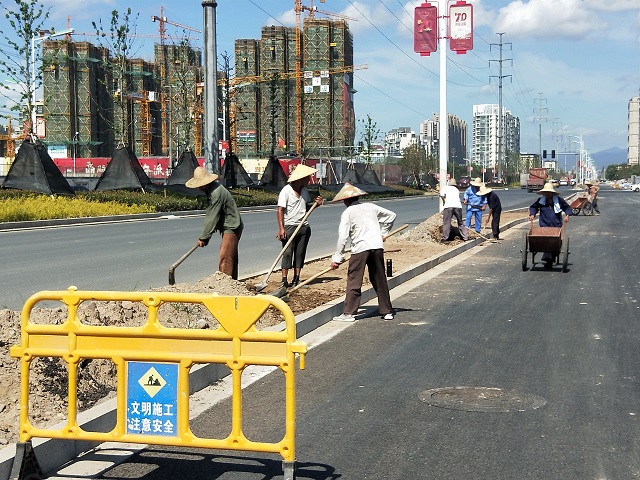 商城大道武溪路至武巖路左幅側(cè)分帶清理雜草、石塊及土方整理.jpg
