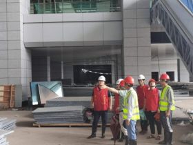 梅雨季，開展對鐵路義烏站綜合樞紐建筑工程安全隱患排查活動.jpg